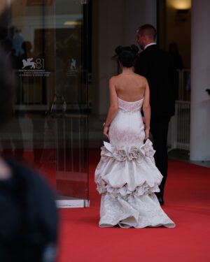 Alessia Tresoldi Instagram - ❤️
Il 2024 è un anno pieno di nuove sfide e opportunità per me ed eccoci di nuovo qui.
Grazie @azazieofficial per questo splendido abito da sogno che mi ha accompagnata sul red carpet di Venezia 81 #invitedby #Azazie&Alefe24 
Un enorme grazie e baci a tutti voi che mi avete supportata e seguita per tutto questo tempo.

Premiere “I’m Still Here” (Ainda Estou Aqui) Red Carpet - The 81st Venice International Film Festival 

Abito: Azazie 

Ps: Per fortuna IG ha aumentato il carosello a 20 foto 

#venicefilmfestival #venezia81 #venezia #festivaldivenezia #venice #festivaldelcinema #azazie #azazieitaly #azazieatelier #tresoldi #Bergamo