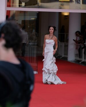 Alessia Tresoldi Instagram - ❤️
Il 2024 è un anno pieno di nuove sfide e opportunità per me ed eccoci di nuovo qui.
Grazie @azazieofficial per questo splendido abito da sogno che mi ha accompagnata sul red carpet di Venezia 81 #invitedby #Azazie&Alefe24 
Un enorme grazie e baci a tutti voi che mi avete supportata e seguita per tutto questo tempo.

Premiere “I’m Still Here” (Ainda Estou Aqui) Red Carpet - The 81st Venice International Film Festival 

Abito: Azazie 

Ps: Per fortuna IG ha aumentato il carosello a 20 foto 

#venicefilmfestival #venezia81 #venezia #festivaldivenezia #venice #festivaldelcinema #azazie #azazieitaly #azazieatelier #tresoldi #Bergamo