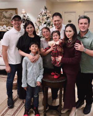 Alex Gonzaga Instagram - Merry Christmas everyone! Thank you Lord Jesus for blessing us with more than what we deserve! Family ❤️❤️❤️