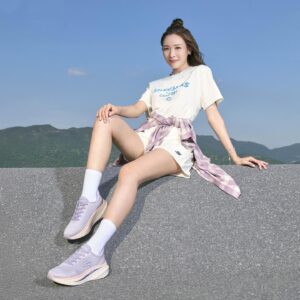 Ali Lee Instagram - 與我一起 踏上#SKECHERS 慢活旅程🚶🏻‍♀️🍃

身為SKECHERS品牌大使的我✨，這次穿上Go Walk Max Cushioning Arch Fit 系列👟，為日常步行及旅途探索帶來革新體驗😌

全新鞋履系列的設計兼顧外觀與實用性，令我輕鬆走過每一步👣

來與我一起，感受最舒適的鞋履體驗，踏上慢活旅程吧

#SKECHERS #SKECHERSHK #GoWalk
#MaxCushioing #ArchFit #健步鞋 #李佳芯