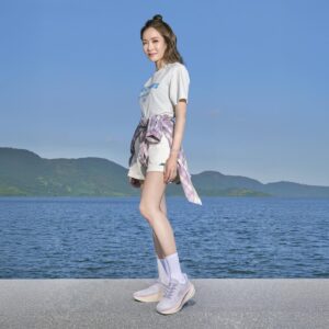 Ali Lee Instagram - 與我一起 踏上#SKECHERS 慢活旅程🚶🏻‍♀️🍃

身為SKECHERS品牌大使的我✨，這次穿上Go Walk Max Cushioning Arch Fit 系列👟，為日常步行及旅途探索帶來革新體驗😌

全新鞋履系列的設計兼顧外觀與實用性，令我輕鬆走過每一步👣

來與我一起，感受最舒適的鞋履體驗，踏上慢活旅程吧

#SKECHERS #SKECHERSHK #GoWalk
#MaxCushioing #ArchFit #健步鞋 #李佳芯