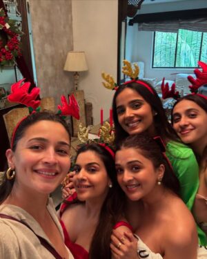 Alia Bhatt Instagram - Under the twinkling lights, surrounded by love.. this is what Christmas feels like ✨♥️🎄