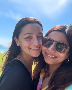 Alia Bhatt Instagram - 2025 : where love leads & the rest just follows...!! 

happy new year all 🩵🌻