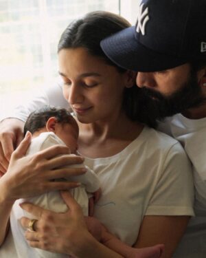 Alia Bhatt Instagram - 2 years today 💛💛💛💛

& how I already wish to turn back time to when you were only a few weeks old!!!

but I guess that comes with the territory, once a parent all you want is for your baby to stay your baby forever…

happy birthday our life .. you make everyday feel like birthday cake 🍰 ✨🌈✨