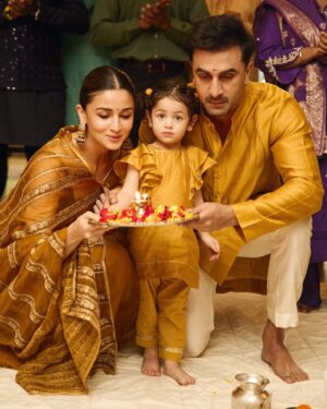 Alia Bhatt Instagram - Lights, love, and precious moments💛
Happy Diwali🪔🫶🏼