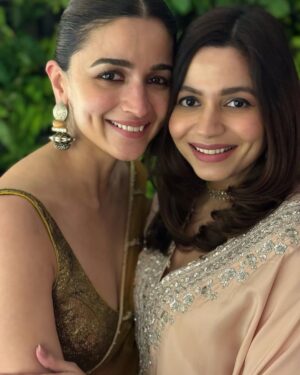 Alia Bhatt Instagram - Lights, love, and precious moments💛
Happy Diwali🪔🫶🏼