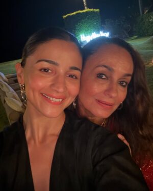 Alia Bhatt Instagram - 2025 : where love leads & the rest just follows...!! 

happy new year all 🩵🌻