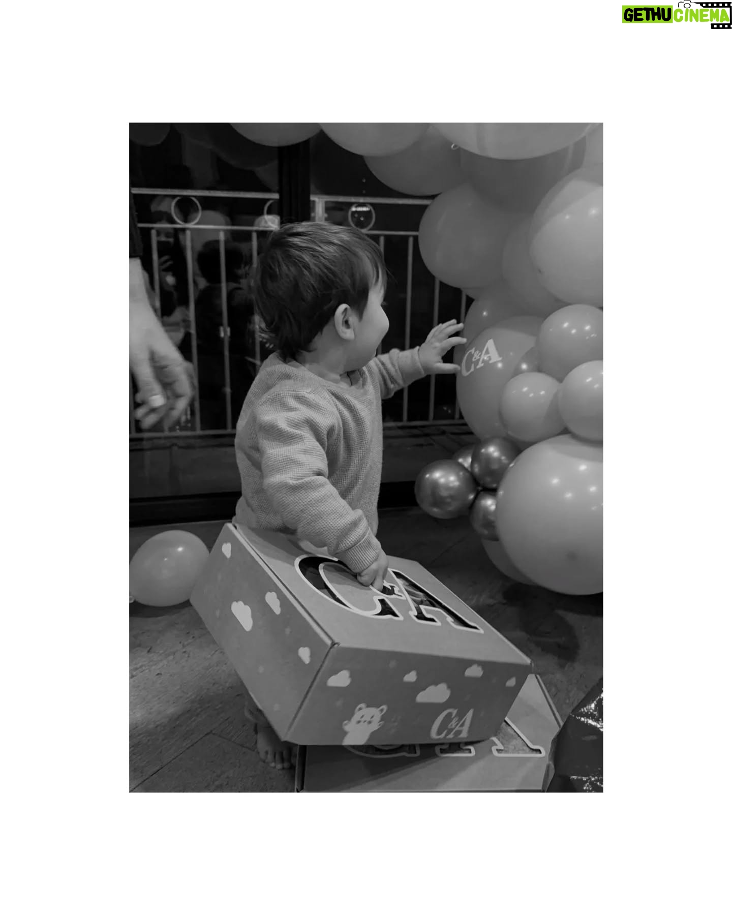 Alia Chergui - 23.1K Likes - Happy birthday mon petit prince
Même si on a déjà fêté ton anniversaire à 3, il était important de marquer le coup pour ta 1ere année avec les amis et la famille !
Tu remercieras @ca et toutes les personnes quand tu seras en capacité de parler 😁, pour t'avoir accompagné durant cet anniversaire et t'avoir offert pleins de outfits pour tes futurs fashion week ! Ainsi que @mellow_cake_paris pour ton gâteau magnifique, le @rooftop.copernic , @rosa_lets_cakes_ , @lamaisonduchocolat_paris , @la.maison.lintemporel et @impressiongourmande ! Dis donc t'en a de la chance, toute cette organisation rien que pour toi 🥹
Bien-sûr sans oublier la famille et les tatas/tontons qui étaient présents ! Tu leur feras pleins de câlins 🤍
Encore joyeux anniversaire mon bébé d'amour 🎂
#birthday #one