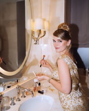 Alicia Agneson Instagram - Merci @diorbeauty for a golden evening 🌻 
Dream team
@diorbeauty 
@olelynggaardcopenhagen 
@fonnesbekhair 
📸 @naomi.axinte