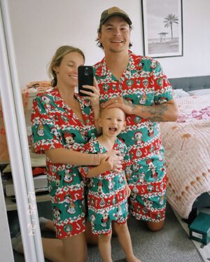 Alicia Banit Instagram - Feeling very lucky. I love my family. Merry Christmas 🎄