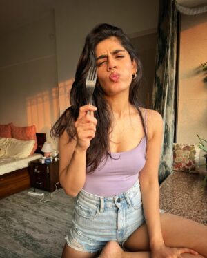 Alisha Chopra Instagram - Eating papita made me that happy, which is weird! 🙃🍍
.
.
.
.
.
#smile #fruit #happy #eyes #joy