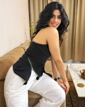 Alisha Chopra Instagram - Been a while🩵🐝
.
.
.
.
#outfit #smile #look #hair