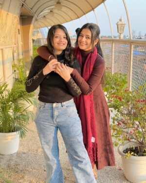 Alisha Parveen Instagram - When I remember my school days it seems like ‘kal ki hi toh baat hai’ 
Having lunch together, making noise , prayers , games,lunch bell , standing outside the class for punishment, some boring periods, writing names on blackboard,a lot more!👯

@malkaayyyyy_8 @kashishsandhu13 @ankita17900 @_kanchanbora @kajal_________chauhan05