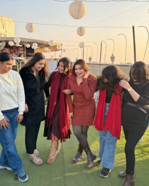 Alisha Parveen Instagram - When I remember my school days it seems like ‘kal ki hi toh baat hai’ 
Having lunch together, making noise , prayers , games,lunch bell , standing outside the class for punishment, some boring periods, writing names on blackboard,a lot more!👯

@malkaayyyyy_8 @kashishsandhu13 @ankita17900 @_kanchanbora @kajal_________chauhan05