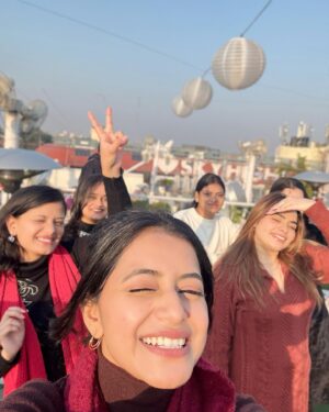 Alisha Parveen Instagram - When I remember my school days it seems like ‘kal ki hi toh baat hai’ 
Having lunch together, making noise , prayers , games,lunch bell , standing outside the class for punishment, some boring periods, writing names on blackboard,a lot more!👯

@malkaayyyyy_8 @kashishsandhu13 @ankita17900 @_kanchanbora @kajal_________chauhan05