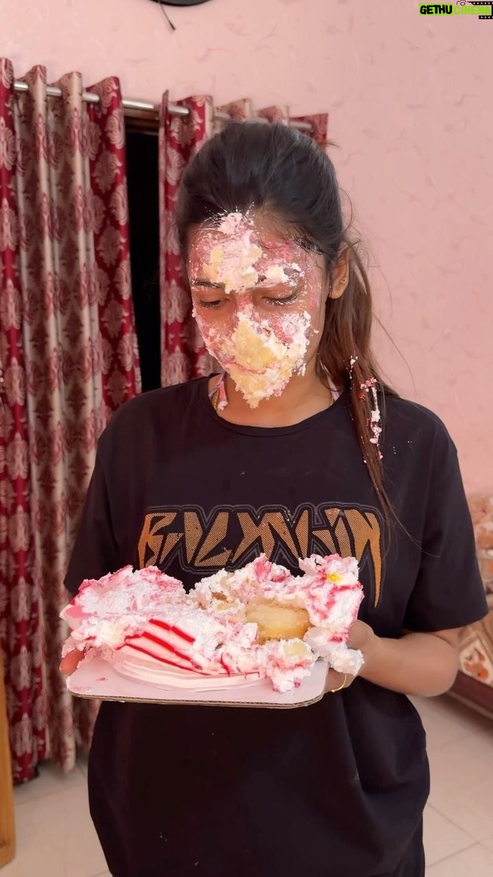 Alisha Rajput - 758.7K Likes - Cake tasty tha ššš
#cake #sister #explorepage