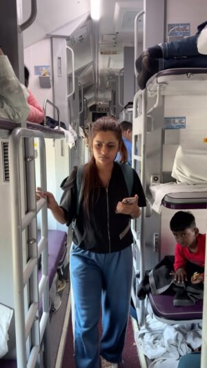 Alisha Rajput Instagram - Tarin mai hone wali ghatnaye 😂😅

#train #station #explore