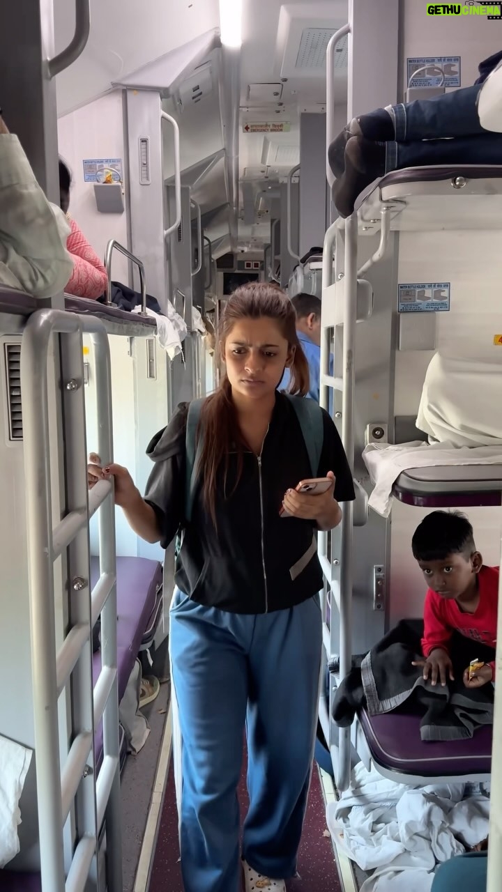 Alisha Rajput - 320.3K Likes - Tarin mai hone wali ghatnaye šš
#train #station #explore