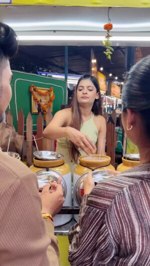 Alisha Rajput Instagram - Panipuri Business ka naya tarika 😍 

#panipuri #funny #explore