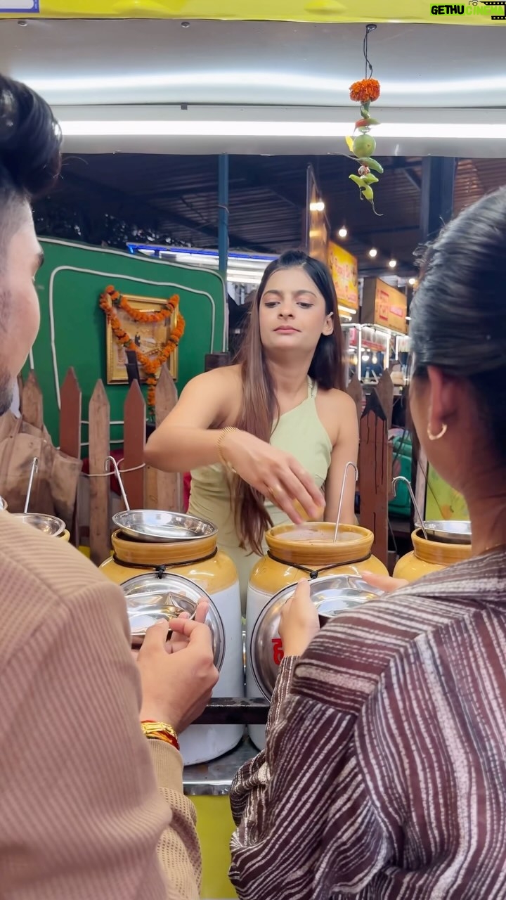 Alisha Rajput - 321.2K Likes - Panipuri Business ka naya tarika š
#panipuri #funny #explore