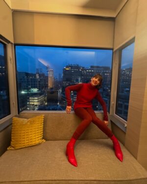 Alison Brie Instagram - Happy Holidays from this Elf on a Shelf ❤️

Photo by @mollygreenwald