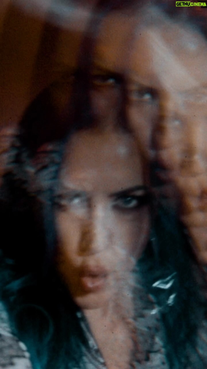 Alissa White-Gluz - 10.6K Likes - ᴠᴇʟᴠᴇᴛ ɢʟᴏᴠᴇ…
Watch the full music video for “Liars & Thieves” in my stories or highlight!
This is what it’s like. Ever been to an Arch Enemy show?
