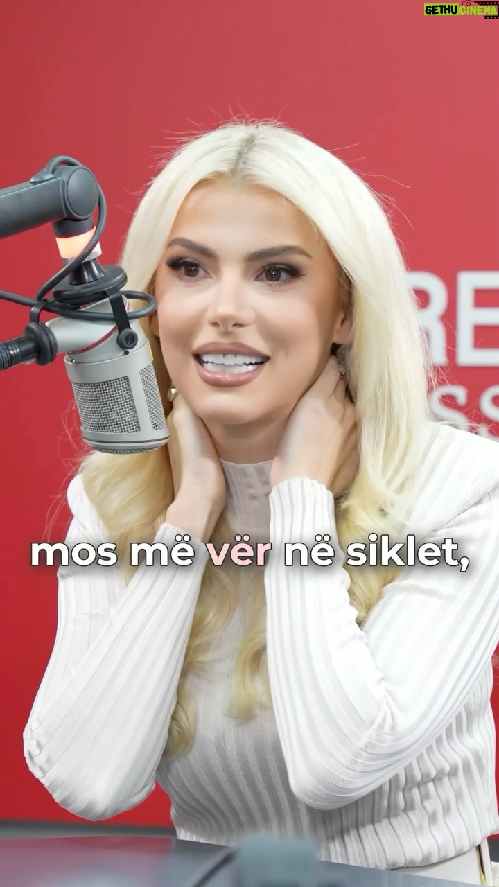 Alketa Vejsiu - 144 Likes - Sonte ne ora 20.00 ne Kanalin Class Media ne You Tube, Episodi i pare i @podclass.alketavejsiu nis sot me Intervisten e @marina_vjollca qe numeron kaq pak intervista ne jeten e saj publike, sa ndihemi shume te privilegjuar qe na besoi kete rrefim shpirti per ta ndare me audiencen e ketij cikli intervistash fantastike.
Marina kur e jep fjalen e mban fjalen, dhe kjo flet shume per njeriun.
E kemi quajtur kete episod “Viti i Marines” , sepse ky ka qene vertete nje Vit Fantastik per te. 2 programe televizive dhe 2 biznese , nje ne rritje e tjetri ne lulezim. @ef_albania @mineyourbeauty
Ne kete episod do te degjoni;
* Martesa, si menaxhohen konfliktet ne cift, sfida me e madhe e nje mardhenie qe i kalon 10 vite, udhetimet, sfida shendetesore e Getoarit ne prag te lindjes se vajzes. Per njeri tjetrin… nje premtim dashurie.
*Media dhe Lajmet, e verteta dhe e paverteta e shume provokimeve mediatike.
*”Mum Guilt”, sensi i fajit per nje nene qe punon dhe kerkon gjithmone me shume kohe per femijen e saj.
*Pasioni per udhetimet; Afrika.
*Si erdhi Elisabetta Franchi ne Shqiperi, brandi i suksesshem i Modes Italiane qe i besoi Marines nje Mono Brand Shop. Elisabeten e gjenim ne shume dyqane me koleksione te vogla, sot ne “Arena Center” mund te vizitosh nje Boutique me standartet europiane e te ndihesh si ne Milano, Paris apo Londer. Marina eshte garancia dhe suksesi pas kesaj sipermarrje.
*Minë nje brand kozmetik “Made In Italy” qe ka vizionin e saj. Pse nje Brand Kozmetik nderkohe qe industria ofron qindra mijera opsione? Eshte Marina qe shet Brandin, apo pordukti qe shet veten? Avantazhet Konkurruese qe e bejne Minë unik.
*Sot me kaq shume impenjime biznesi mes Tiranes e Milanos, Televizioni cfare perfaqeson per Marinen?
*2 Rikthime te fuqishme dhe brenda nje viti ne dy ekranet me te rendesishme Kombetare. Ne Klan me Kampionet, Ne Top Chanel me Shqiptaret per Shqiptaret.
Televizioni futbollit dhe ai i loteve.
Ne cilin ekran do ta shohim Marinen kete sezon?
*Raporti me motren e saj Luana Vjollca dhe a do te kete nje program ku do ti shohim te dyja bashke?
*Nena; gruaja Heroine qe rriti 4 vajza e vetme
Cfare i mesoi?
Shikim te kendshem dhe You Rock Marina❤️