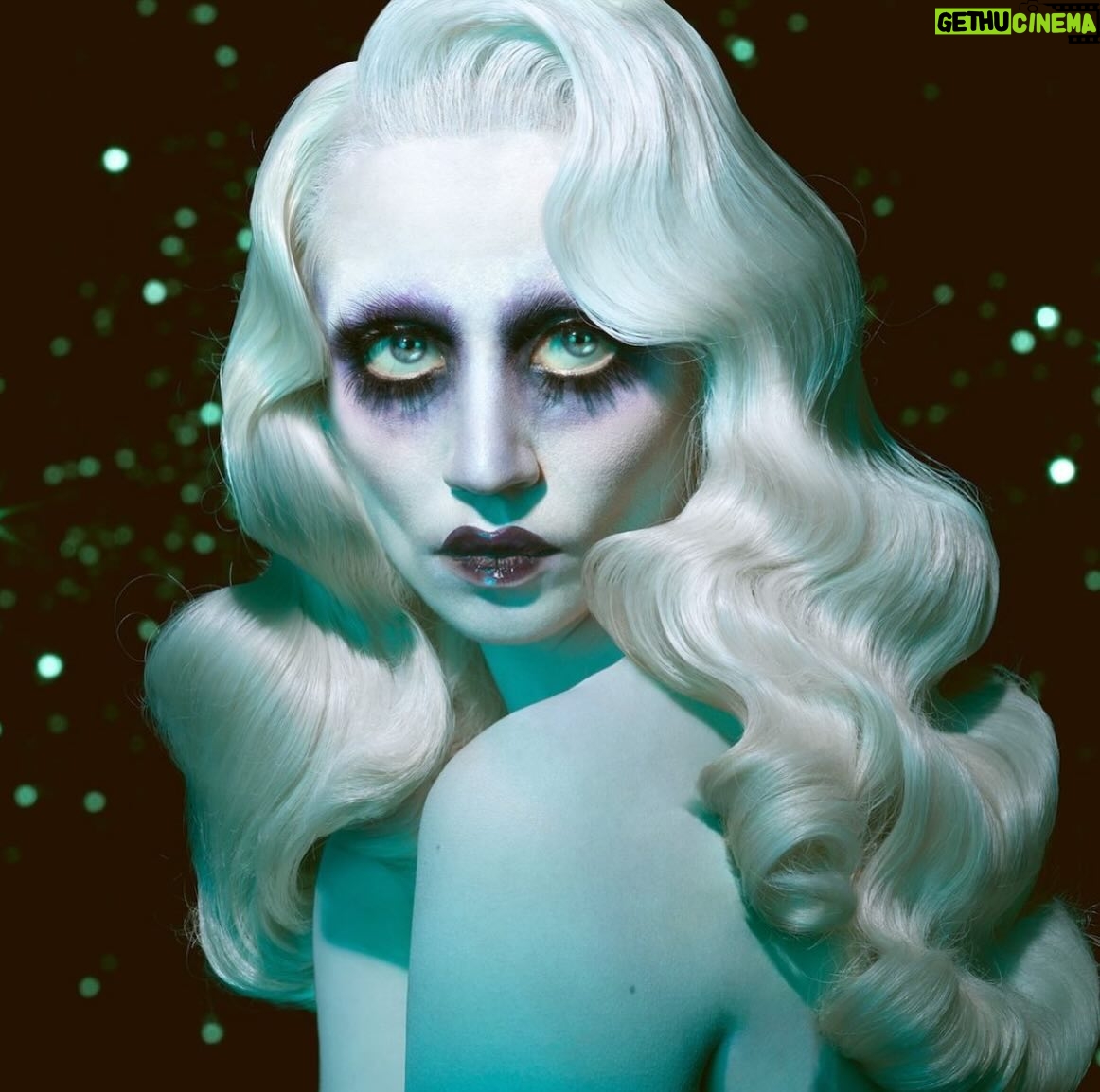 Allison Harvard - 34.2K Likes - "Scaredy Cat" by my favorite @franzszony 🥀🐈⬛🦴
MUA @brittbrutal
Assist @michellehebertofficial
Hair @neciashairstyling