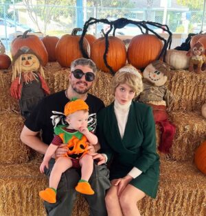 Allison Harvard Instagram - Feat. A family of extremely realistic Dr. Evil's who are in love (also Princess Diana) Happy Halloween 🎃🍂💌