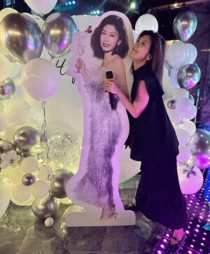 Alyssa Chia Instagram - 哈～
人生上半場的我處於精彩忙碌，
甚至有點喜歡刺激跟無所畏懼的冒險。
所以歷經了許多自己都無法想像的起伏
「得失」一直在我上半場出現。有點刺激。
謝謝上半場的自己🙏每次從泥濘中爬起就如同重訓般一次比一次更有力。但，真的有點累🫣哈～
所以，下半場要開始囉！
給自己訂了減法目標跟簡法生活🤣
因為有了瘋狂的上半場，所以下半場想要冷靜些～
目標
好好吃飯睡覺
好好運動健身
好好看書學習
好好整理房子
好好善待自己🤣
好好享受工作的過程💗
其實簡單就是一種享受了！
現在的我很簡單😘
有愛我的家人陪伴
有我愛的工作去做
有好友好夥伴相隨
就夠囉💗
50快樂🎉
下半場依然精彩🎉

#人生下半場
#精彩
#平安喜樂
#珍惜