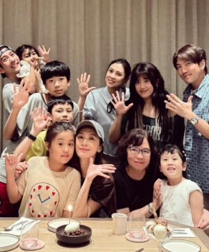 Alyssa Chia Instagram - 哈～
人生上半場的我處於精彩忙碌，
甚至有點喜歡刺激跟無所畏懼的冒險。
所以歷經了許多自己都無法想像的起伏
「得失」一直在我上半場出現。有點刺激。
謝謝上半場的自己🙏每次從泥濘中爬起就如同重訓般一次比一次更有力。但，真的有點累🫣哈～
所以，下半場要開始囉！
給自己訂了減法目標跟簡法生活🤣
因為有了瘋狂的上半場，所以下半場想要冷靜些～
目標
好好吃飯睡覺
好好運動健身
好好看書學習
好好整理房子
好好善待自己🤣
好好享受工作的過程💗
其實簡單就是一種享受了！
現在的我很簡單😘
有愛我的家人陪伴
有我愛的工作去做
有好友好夥伴相隨
就夠囉💗
50快樂🎉
下半場依然精彩🎉

#人生下半場
#精彩
#平安喜樂
#珍惜