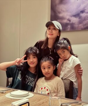 Alyssa Chia Instagram - 哈～
人生上半場的我處於精彩忙碌，
甚至有點喜歡刺激跟無所畏懼的冒險。
所以歷經了許多自己都無法想像的起伏
「得失」一直在我上半場出現。有點刺激。
謝謝上半場的自己🙏每次從泥濘中爬起就如同重訓般一次比一次更有力。但，真的有點累🫣哈～
所以，下半場要開始囉！
給自己訂了減法目標跟簡法生活🤣
因為有了瘋狂的上半場，所以下半場想要冷靜些～
目標
好好吃飯睡覺
好好運動健身
好好看書學習
好好整理房子
好好善待自己🤣
好好享受工作的過程💗
其實簡單就是一種享受了！
現在的我很簡單😘
有愛我的家人陪伴
有我愛的工作去做
有好友好夥伴相隨
就夠囉💗
50快樂🎉
下半場依然精彩🎉

#人生下半場
#精彩
#平安喜樂
#珍惜