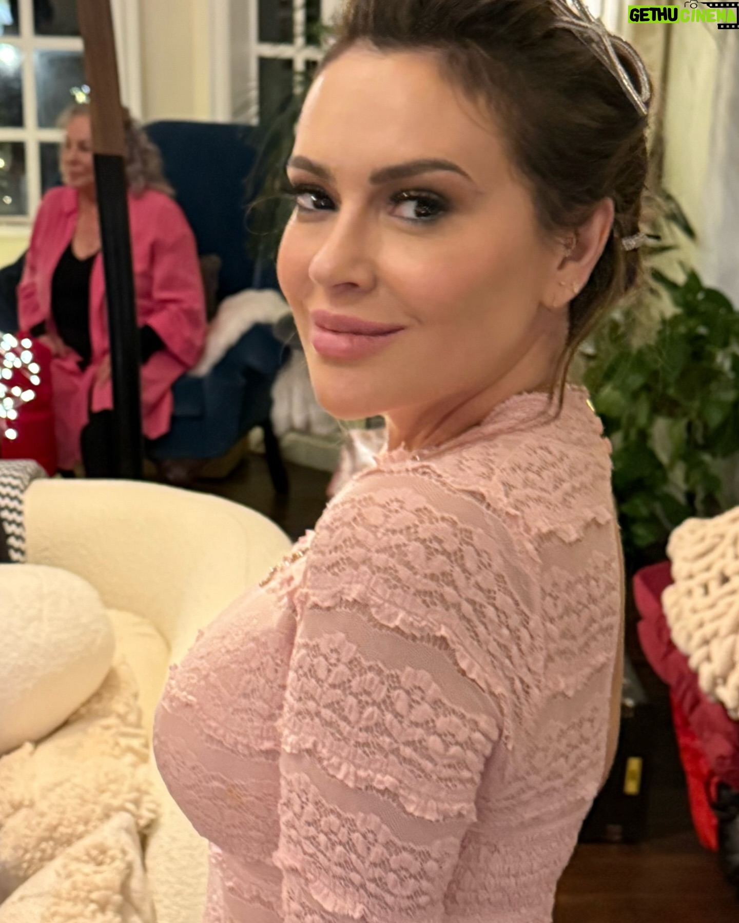 Alyssa Milano - 51K Likes - Pink Christmas. πππππ¬βοΈ