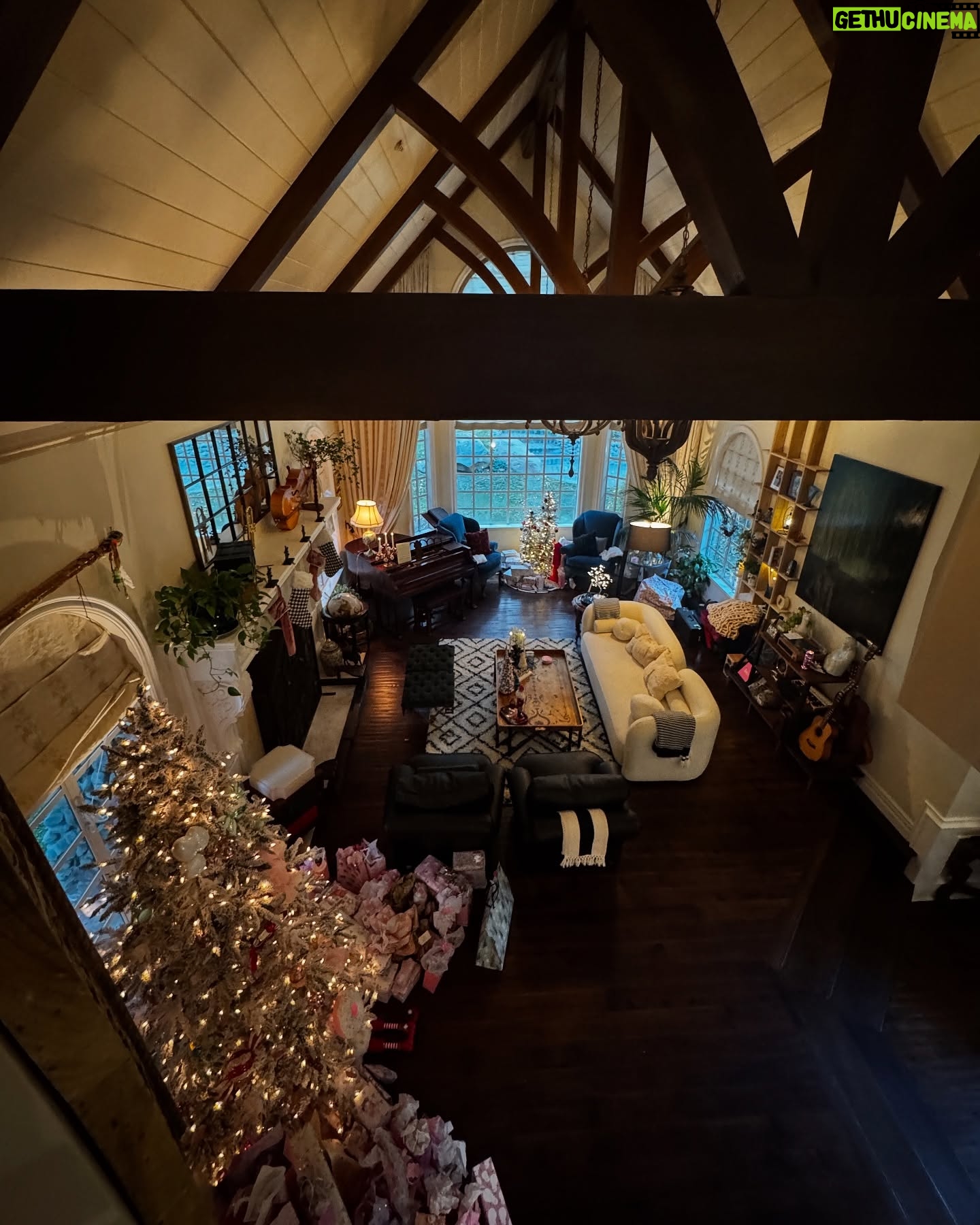 Alyssa Milano - 51K Likes - Pink Christmas. πππππ¬βοΈ