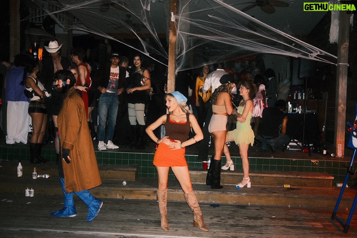 Alyvia Alyn Lind - 34.1K Likes - total drama island fans rise up.
thank so much @poshhpalate @sister__sweets_ @theflowerrbar for the most incredible and spooky spread!