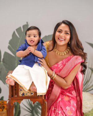 Amala Paul Instagram - #Collaboration with @firstcryindia 🌾✨ Wishing all my lovely followers a joyful Pongal

Pongal holds a special place in our hearts and this year is extra special as it’s Ilahi’s very first and @firstcryindia added a lovely touch to it with their adorable outfits—it truly felt like they’ve become part of our celebrations. 

For us, Pongal is about savoring sweet traditions—cooking delicious Pongal, creating colorful kolams and enjoying precious moments of togetherness.

Don’t miss out on exclusive discounts—get 50% off on fashion and 42% off on everything else with my code! 

CODE - AMALAH1

#PongalWithFirstcry25 #PongalwithFirstcry #harvestjoywithfirstcry25 #festivewithfirstcry25 #Firstcryfashion #FussNowAtFirstcry #FirstcryIndia #Firstcry