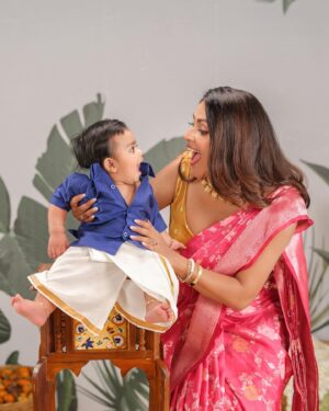 Amala Paul Instagram - #Collaboration with @firstcryindia 🌾✨ Wishing all my lovely followers a joyful Pongal

Pongal holds a special place in our hearts and this year is extra special as it’s Ilahi’s very first and @firstcryindia added a lovely touch to it with their adorable outfits—it truly felt like they’ve become part of our celebrations. 

For us, Pongal is about savoring sweet traditions—cooking delicious Pongal, creating colorful kolams and enjoying precious moments of togetherness.

Don’t miss out on exclusive discounts—get 50% off on fashion and 42% off on everything else with my code! 

CODE - AMALAH1

#PongalWithFirstcry25 #PongalwithFirstcry #harvestjoywithfirstcry25 #festivewithfirstcry25 #Firstcryfashion #FussNowAtFirstcry #FirstcryIndia #Firstcry