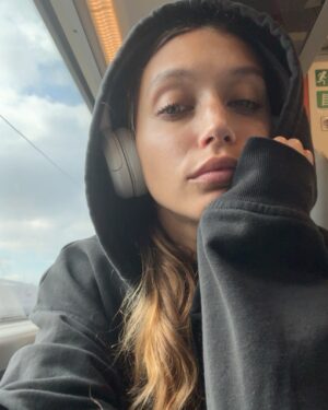 Amanda Campana Instagram - Foto1: “forse dovrei pubblicare un post carino, con delle belle foto, che abbia un filo logico e una bella palette di colori” 
Foto2: “ma che m n fooooott”
Quindi niente, ‘godetevi’ questa sequenza insensata di foto e video dove rido, piango, bacio Dwight e faccio la ginnasta con un tasso alcolemico non adeguato alla ginnastica 🌈🤸🏻‍♀️