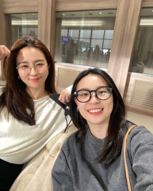 Amanda Chou Instagram - /
聖誕節朋友送了我一件很貴婦感的毛毛外套
在台北不敢穿 只好帶到福岡來穿 
穿這件搭地鐵 超違和🤣

福岡day 1