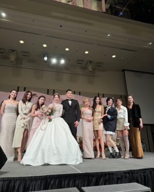 Amanda Chou Instagram - /
真是太好哭又太可愛的一場婚禮

婚禮影片扮老妝很有創意
大姐致詞我已經很想哭了
結果老萬意外送上驚喜
用AI還原愛雅過世的爸爸媽媽那段我整個淚崩

愛雅說 
她終於知道自己為何一直嫁不出去
原來是在等那個對的人

恭喜甯兒抽到捧花
雖然我沒抽到
但是在心裡小小慶幸
畢竟要發言三分鐘這事對於害羞的我實在很尷尬癌🫣

你們一定幸福直到永遠
老萬要好好照顧我們的漂亮寶貝🎀

謝謝機智校園生活劇組讓我認識善良貼心的妳～
@aiyachang1988 💕