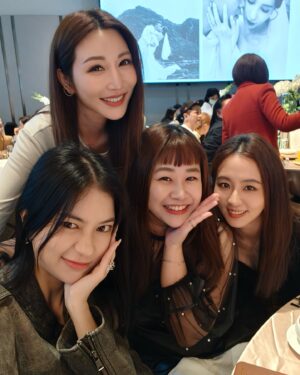 Amanda Chou Instagram - /
真是太好哭又太可愛的一場婚禮

婚禮影片扮老妝很有創意
大姐致詞我已經很想哭了
結果老萬意外送上驚喜
用AI還原愛雅過世的爸爸媽媽那段我整個淚崩

愛雅說 
她終於知道自己為何一直嫁不出去
原來是在等那個對的人

恭喜甯兒抽到捧花
雖然我沒抽到
但是在心裡小小慶幸
畢竟要發言三分鐘這事對於害羞的我實在很尷尬癌🫣

你們一定幸福直到永遠
老萬要好好照顧我們的漂亮寶貝🎀

謝謝機智校園生活劇組讓我認識善良貼心的妳～
@aiyachang1988 💕