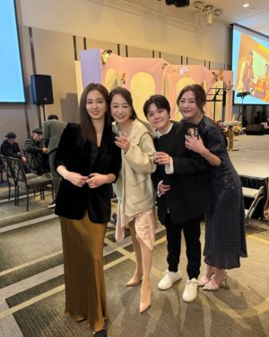 Amanda Chou Instagram - /
真是太好哭又太可愛的一場婚禮

婚禮影片扮老妝很有創意
大姐致詞我已經很想哭了
結果老萬意外送上驚喜
用AI還原愛雅過世的爸爸媽媽那段我整個淚崩

愛雅說 
她終於知道自己為何一直嫁不出去
原來是在等那個對的人

恭喜甯兒抽到捧花
雖然我沒抽到
但是在心裡小小慶幸
畢竟要發言三分鐘這事對於害羞的我實在很尷尬癌🫣

你們一定幸福直到永遠
老萬要好好照顧我們的漂亮寶貝🎀

謝謝機智校園生活劇組讓我認識善良貼心的妳～
@aiyachang1988 💕