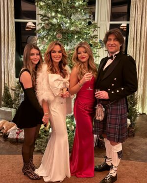 Amanda Holden Instagram - Happy #hogmanay ♥️ May 2025 bring you joy and love. X