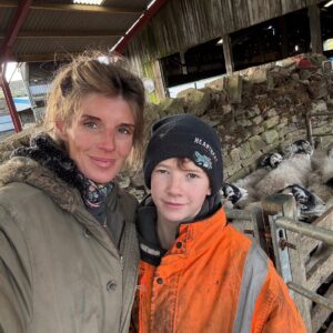 Amanda Owen Instagram - Proud of the farmy army. 👭👭👫👬 🐑 🐑 🐑🐑
Just some of the formidable bunch, the next generation of doers. 💪🏼 #yorkshire #farm #countryside #outdoors #shepherdess