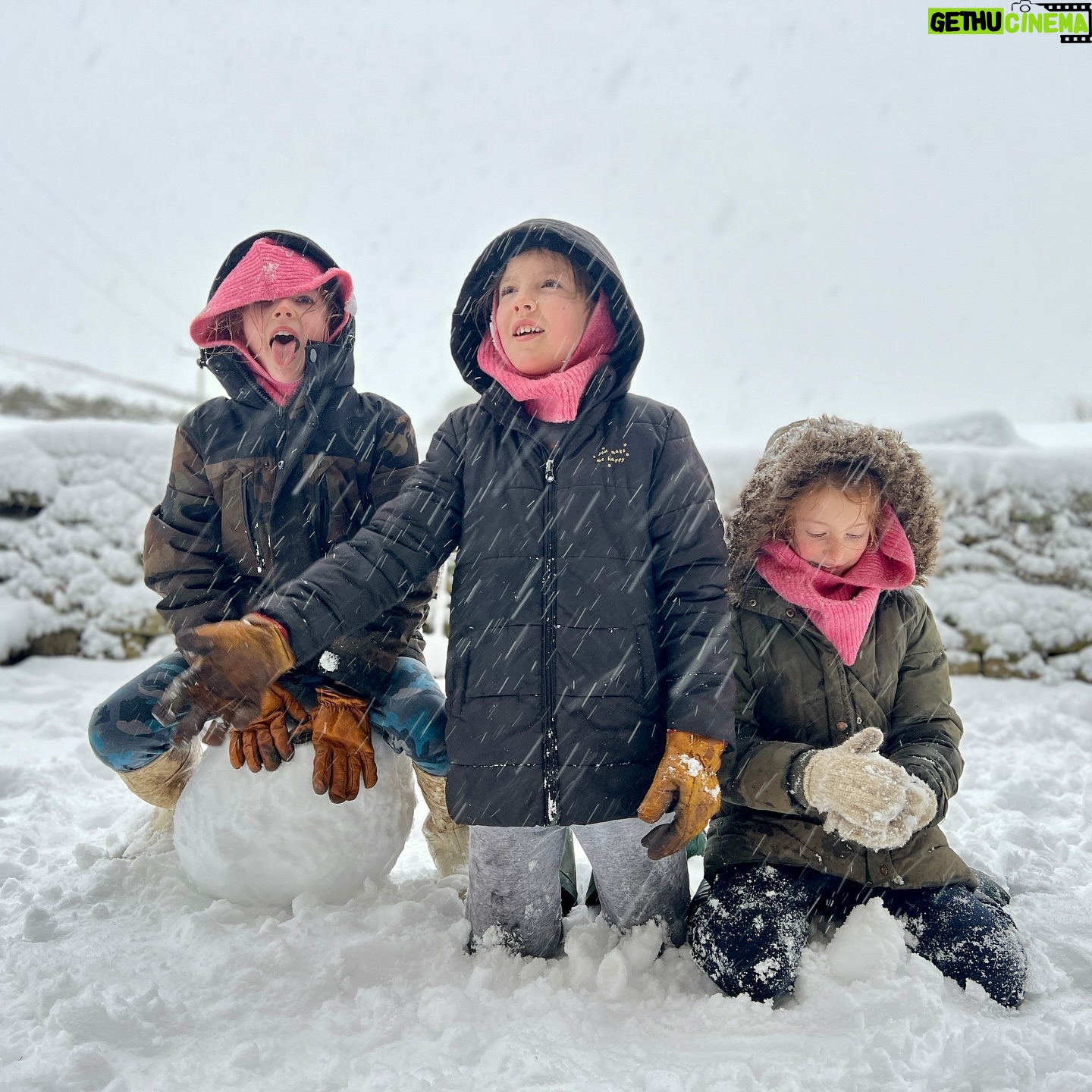 Amanda Owen - 20.1K Likes - Wet, soggy, heavy, slippery snow hasnβt dampened their spirits. βοΈβοΈβοΈβοΈβοΈβοΈβοΈβοΈβοΈβοΈβοΈβοΈβοΈβοΈβοΈβοΈβοΈ
#snow #stormbert #yorkshire #weather