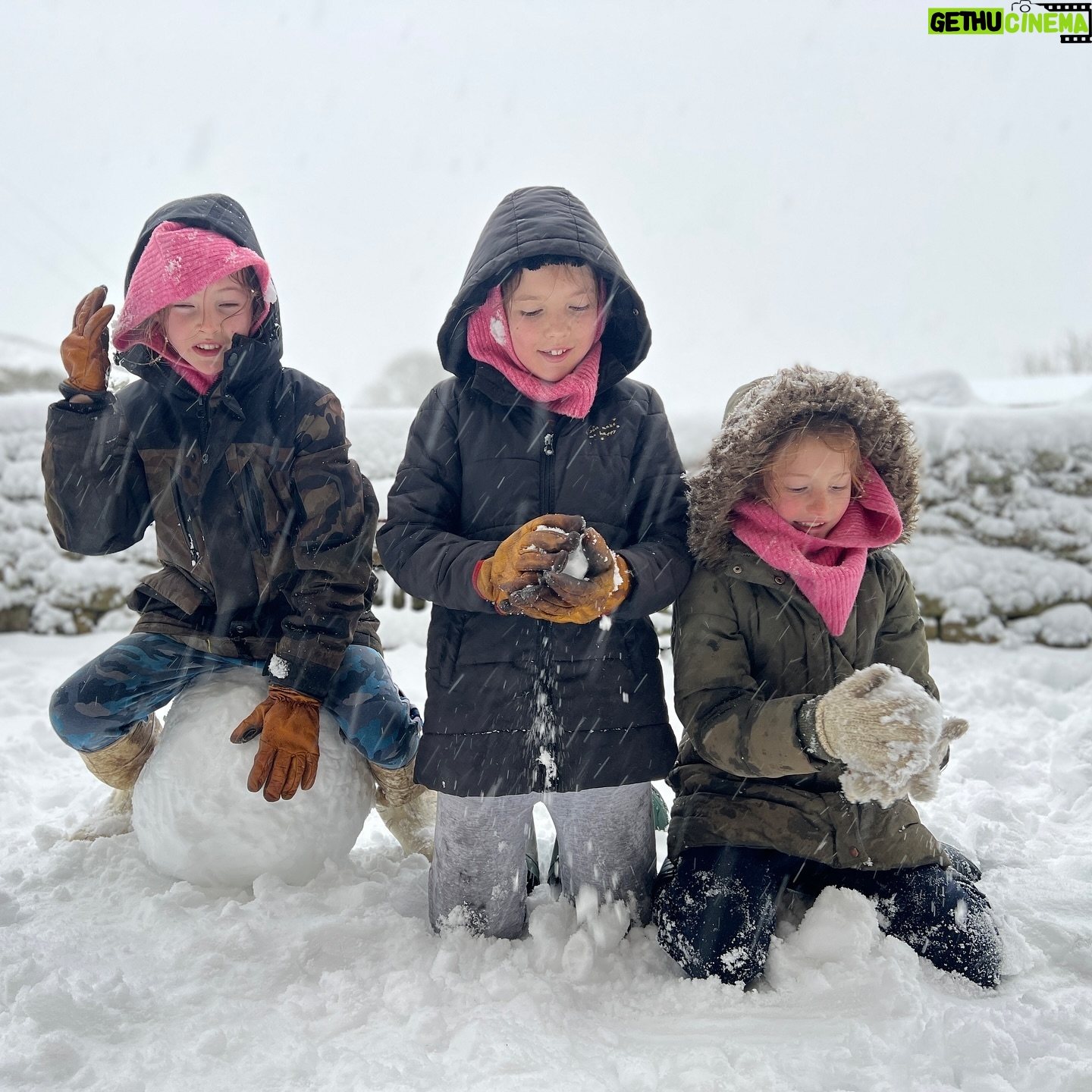 Amanda Owen - 20.1K Likes - Wet, soggy, heavy, slippery snow hasnβt dampened their spirits. βοΈβοΈβοΈβοΈβοΈβοΈβοΈβοΈβοΈβοΈβοΈβοΈβοΈβοΈβοΈβοΈβοΈ
#snow #stormbert #yorkshire #weather