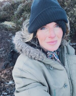Amanda Owen Instagram - It’s freezing cold on the farm but beautiful and so very peaceful. #ce #freezing #yorkshire #countryside #outdoors #farm #shepherdess #horses