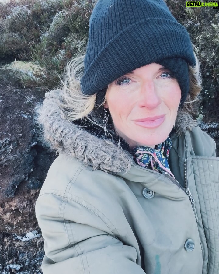 Amanda Owen - 21.1K Likes - Itβs freezing cold on the farm but beautiful and so very peaceful. #ce #freezing #yorkshire #countryside #outdoors #farm #shepherdess #horses