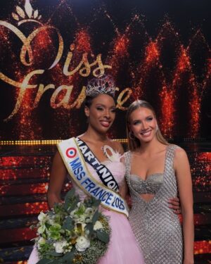 Amandine Petit Instagram - Crown family 👑💖 il n’y a pas d’âge pour croire en ses rêves, bienvenue ma belle @angeliqueaf_off ton authenticité, ta beauté et ta sincérité te font briller ⭐️ l’une des plus belles aventure de ta vie t’attend, profites de chaque instant ! Hâte de découvrir la suite de tes aventures @evegillesoff 💕
Merci, et félicitations à toutes les candidates vous étiez sublimes. Bravo aux équipes @missfranceoff pour cette soirée merveilleuse ! 
Mua @germainevrard
Stylisme @boutamtam 
BO @yeprem