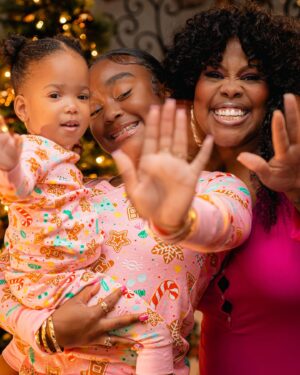 Amber Riley Instagram - The best gifts I could have ever asked for, came from my big sisters! Merry Christmas y’all 🎄🎁

📸: @scoobzdoo